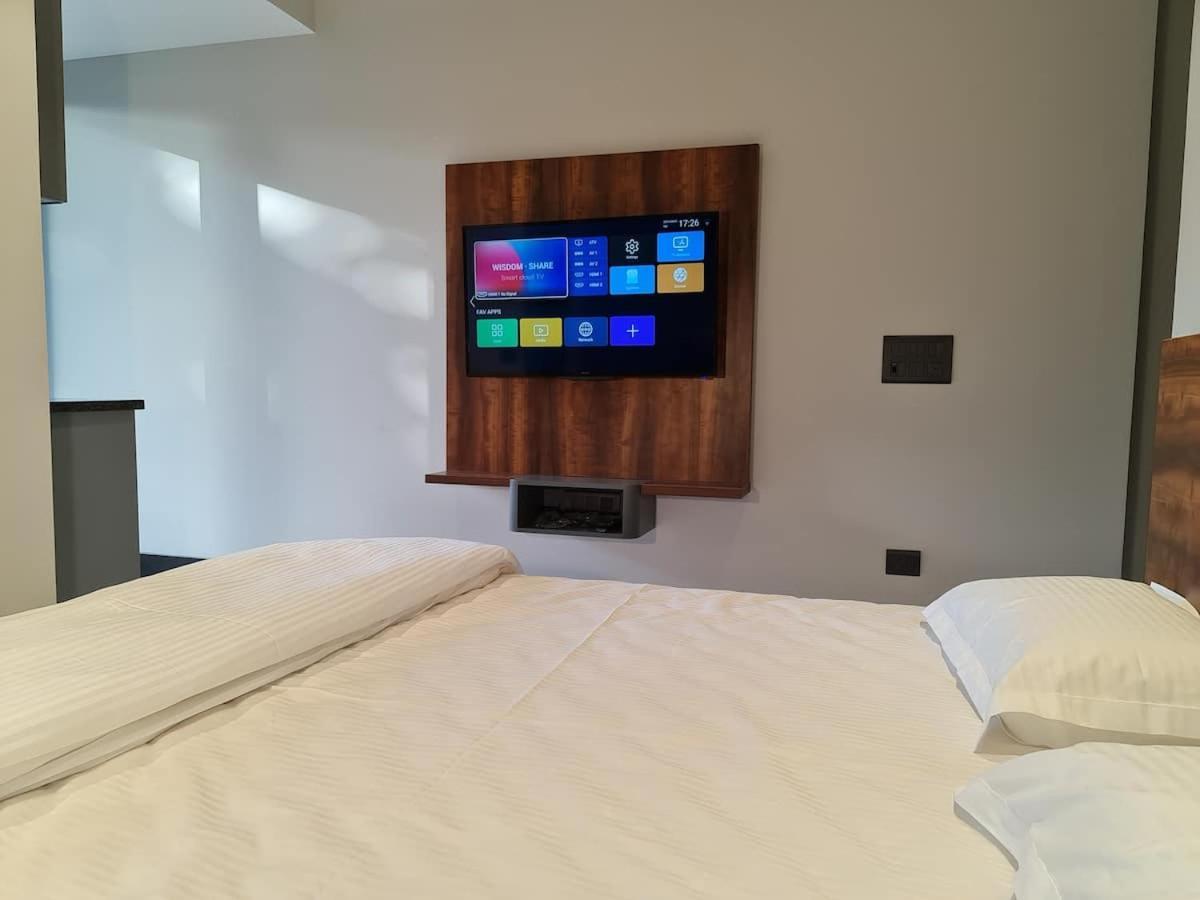 Apt# One-Four-Two - With Lift - High Speed Wifi - Smart Tv Nowe Delhi Zewnętrze zdjęcie
